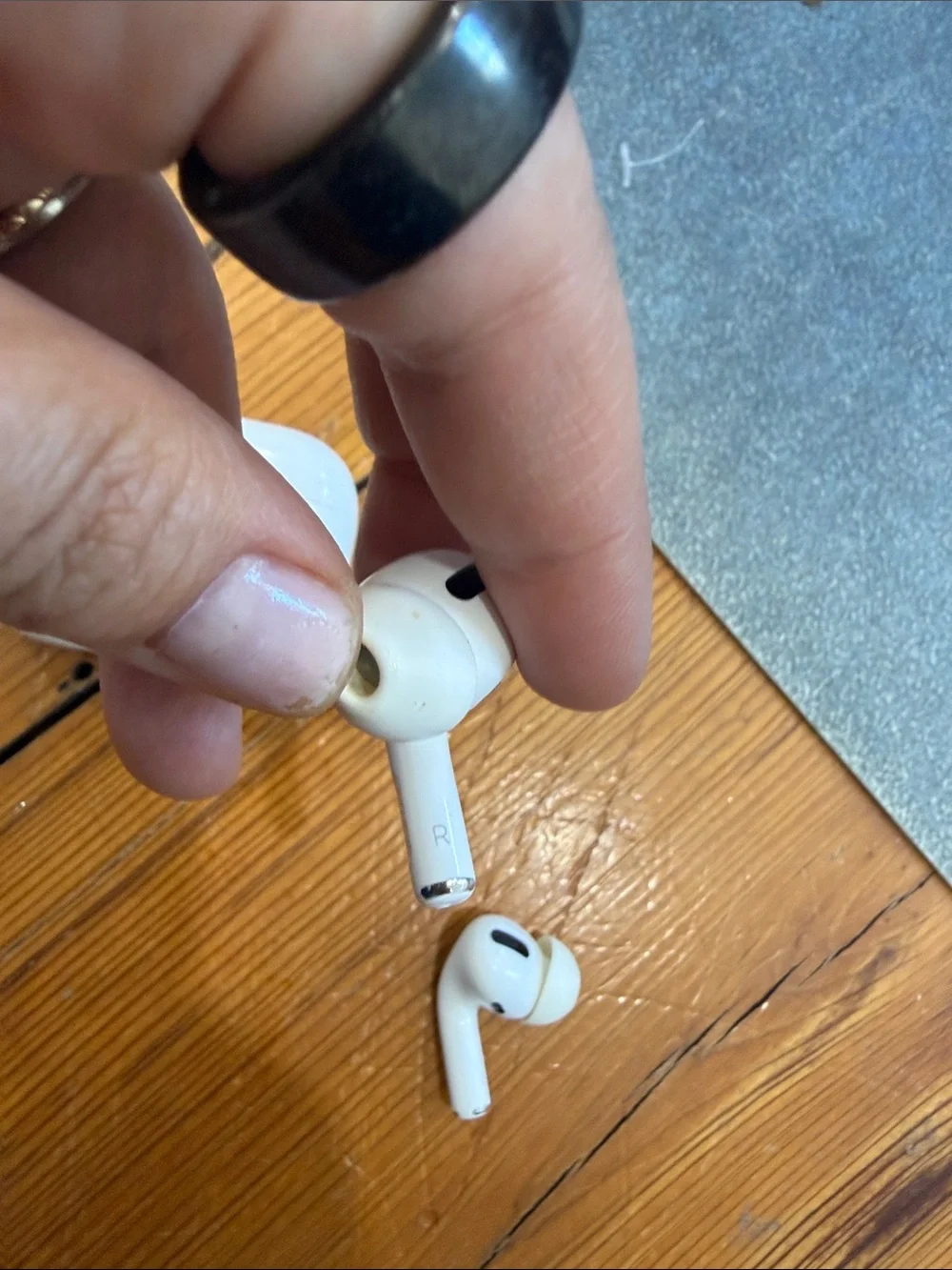 Apple AirPods *broken* White Wireless Earbuds Charging Case - USB-C Port